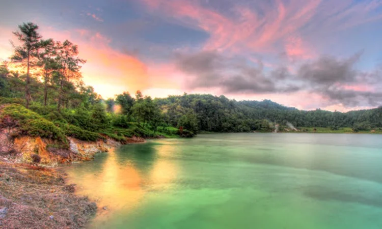 Keindahan Danau Linow Manado