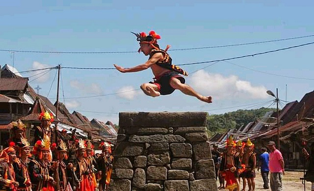 Tradisi Lompat Batu Nias